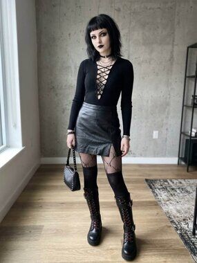 Aritzia Wilford Women’s Vegan Leather Mini Skirt Size 6 Goth Dark Romantic Slit